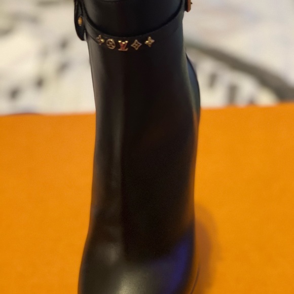 Louis Vuitton brand new never worn. They are narrow. - Picture 1 of 4